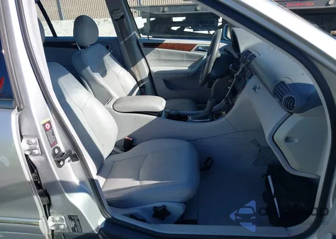 2002 Mercedes-Benz C 240 из США, поврежденный, VIN WDBRF61J62F169485